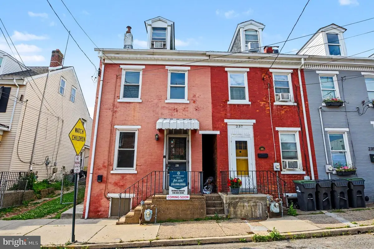239 Hall St, Phoenixville, PA 19460 - #1