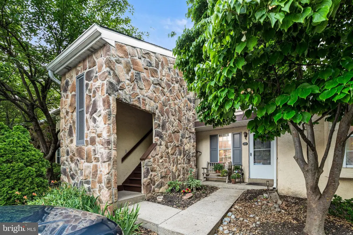 242 Valley Stream Ln, Chesterbrook, PA 19087 - #1