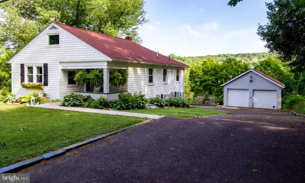 2056 Ridge Rd, ELVERSON, PA 19520