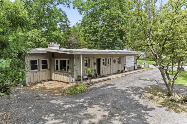 3671 Saint Peters Rd, ELVERSON, PA 19520