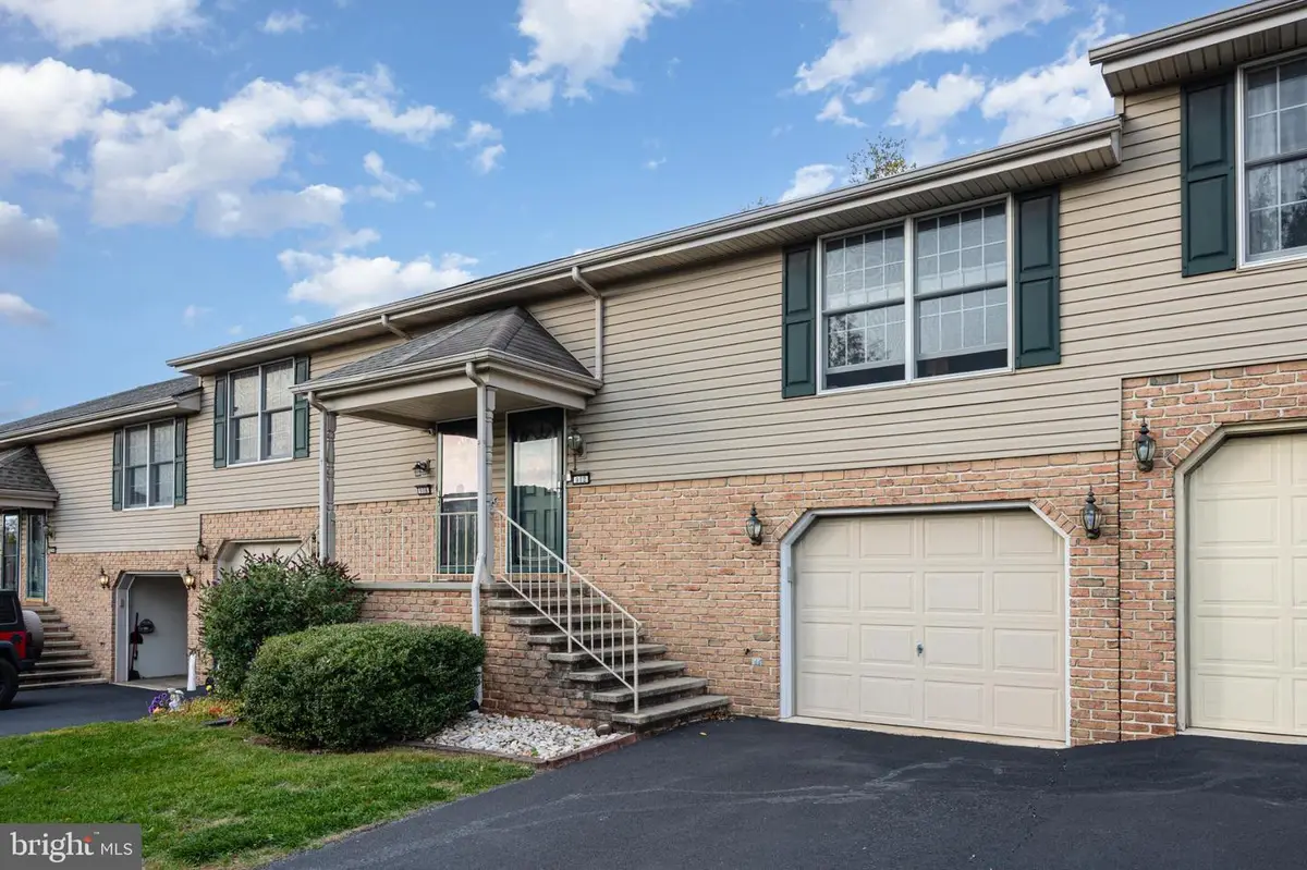 912 Woodridge Dr, Middletown, PA 17057 - Image #1