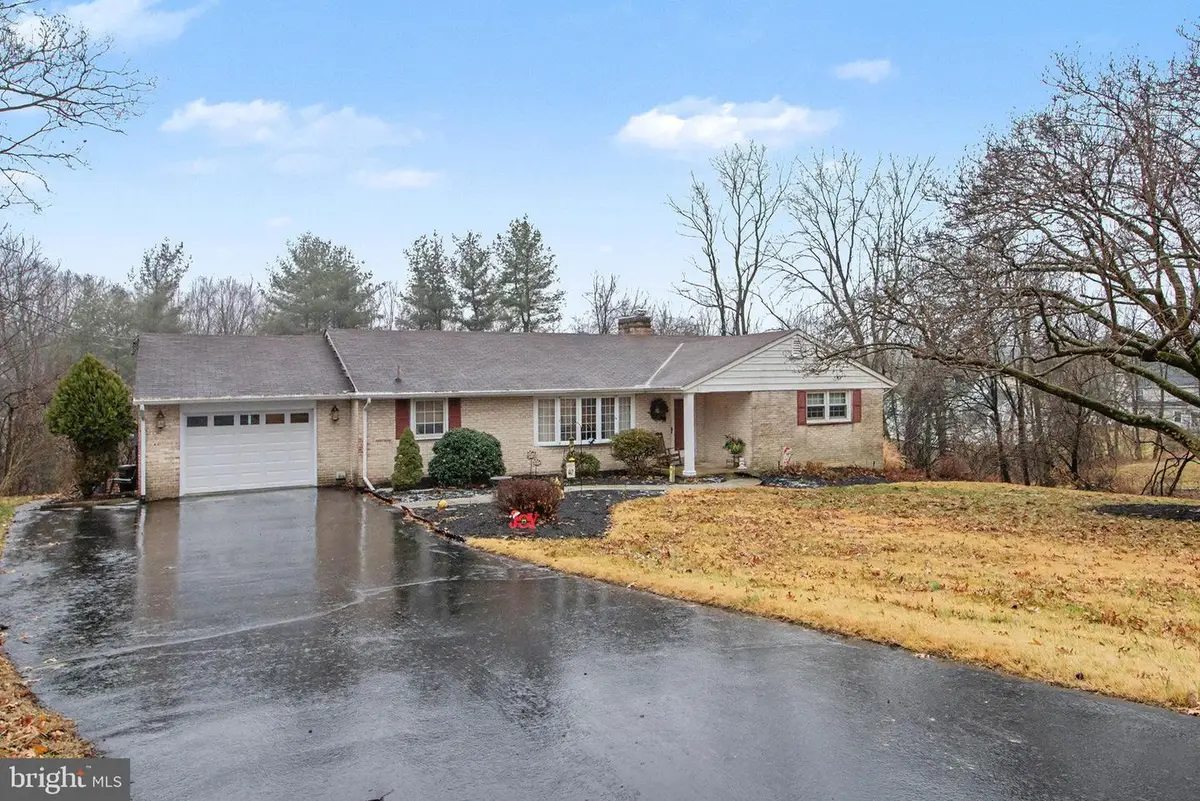 1517 Woodcrest Cir, Harrisburg, PA 17112 - Image #1