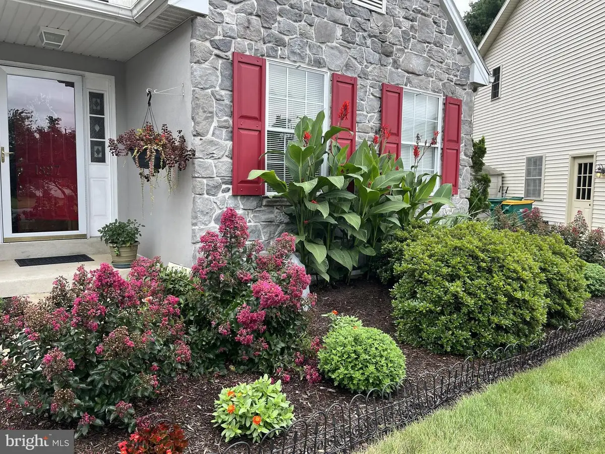 1827 Meadow Ridge Dr, Hummelstown, PA 17036 - #1