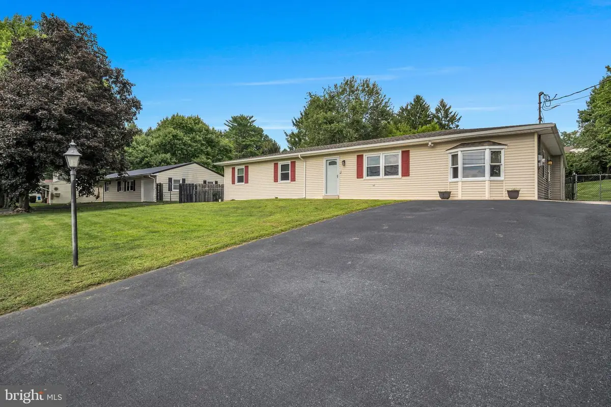 7894 Manor Dr, Harrisburg, PA 17112 - #1