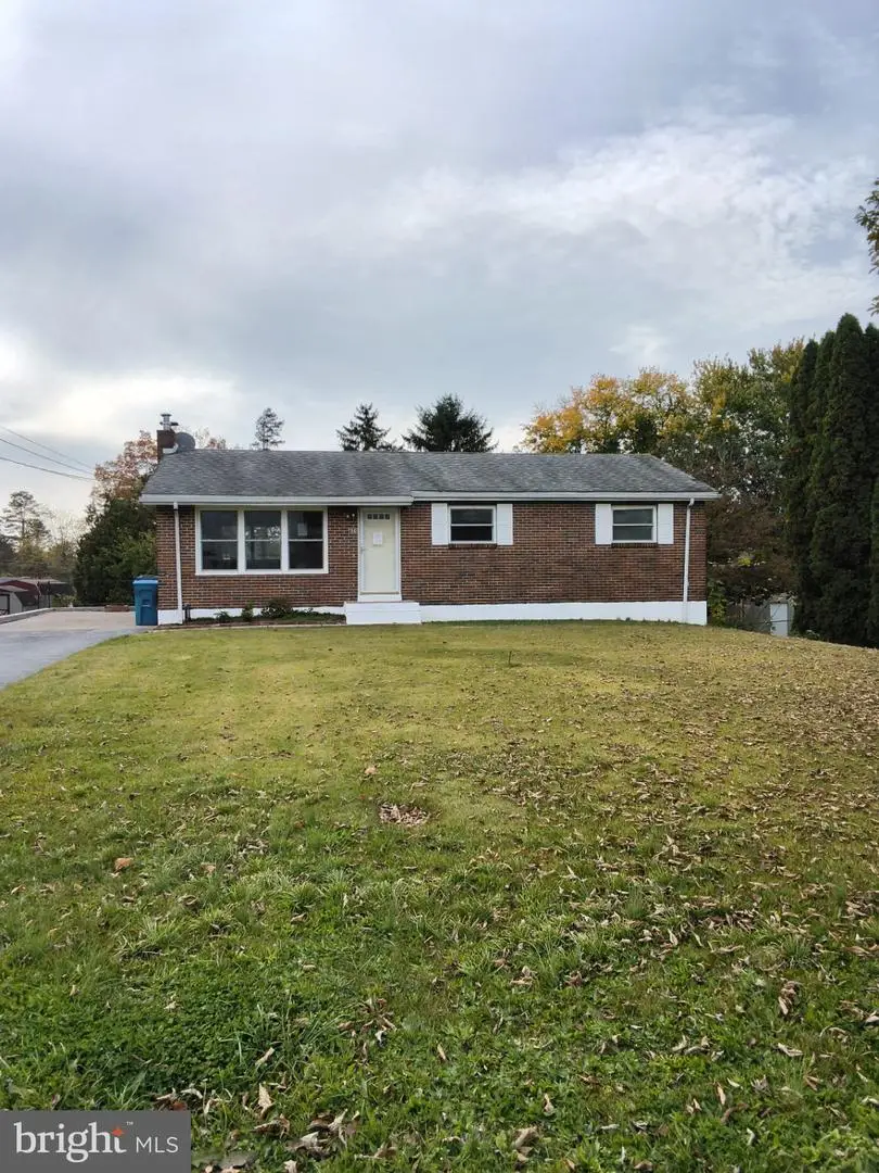 854 Shawnee Dr, Harrisburg, PA 17112 - #1