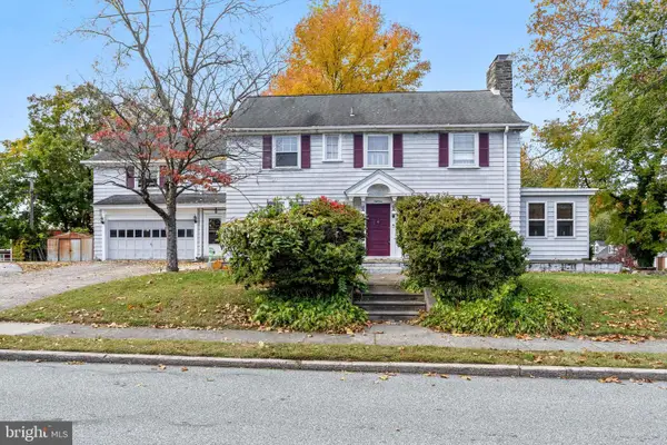 18 W Grays Ave, GLENOLDEN, PA 19036