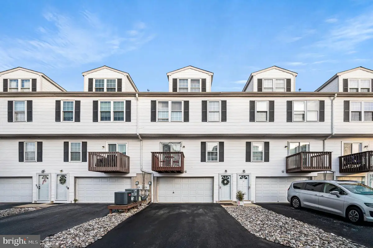 15 Riverwatch Ct, Essington, PA 19029 - Image #1