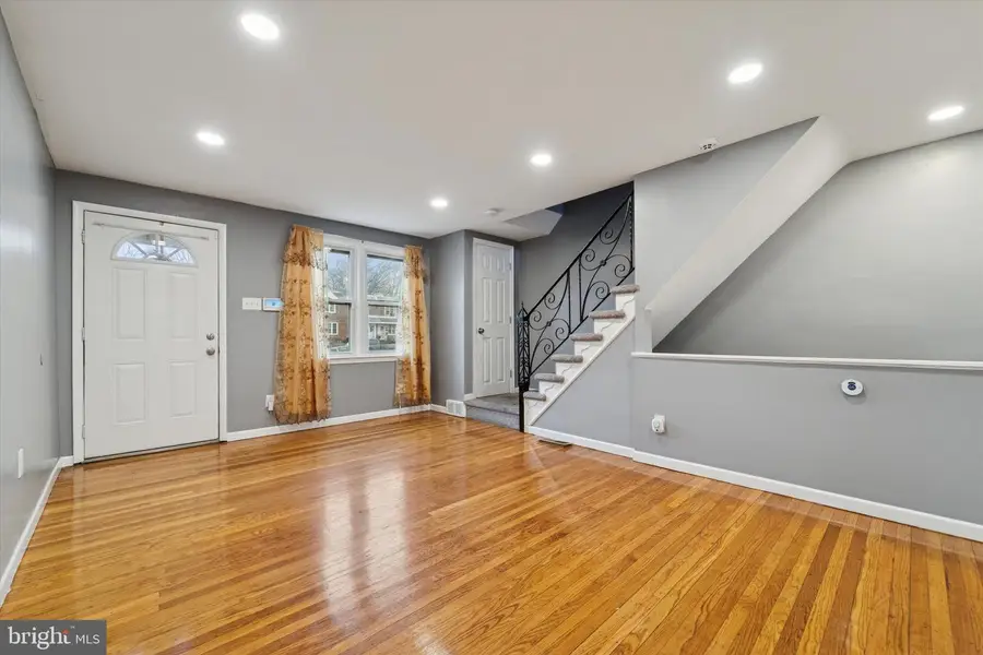 887 Taylor Dr, Folcroft, PA 19032 - Image #2