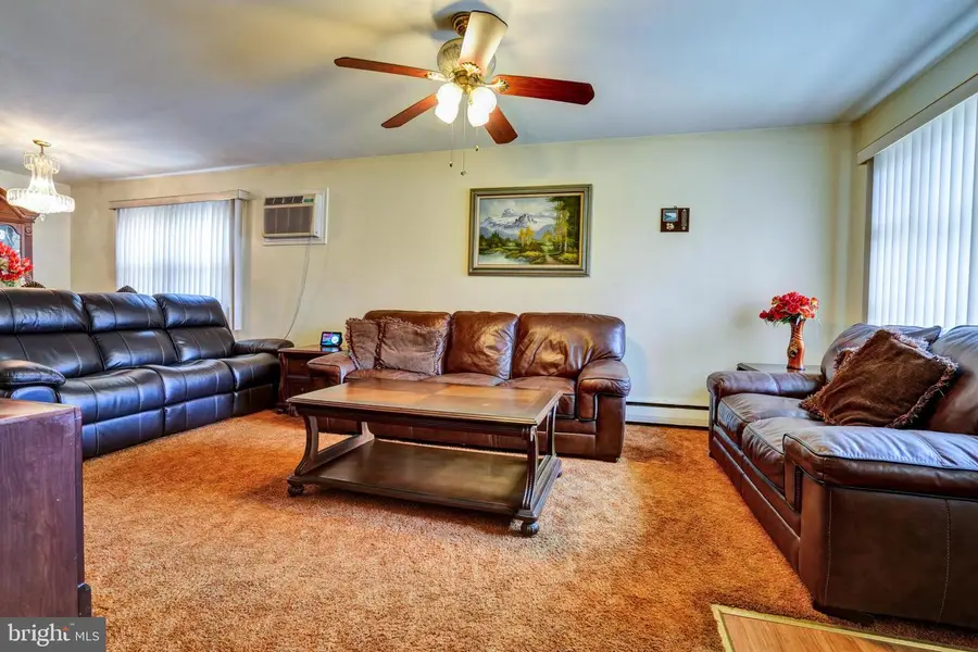 47 Walnut St, Clifton Heights, PA 19018 - #3