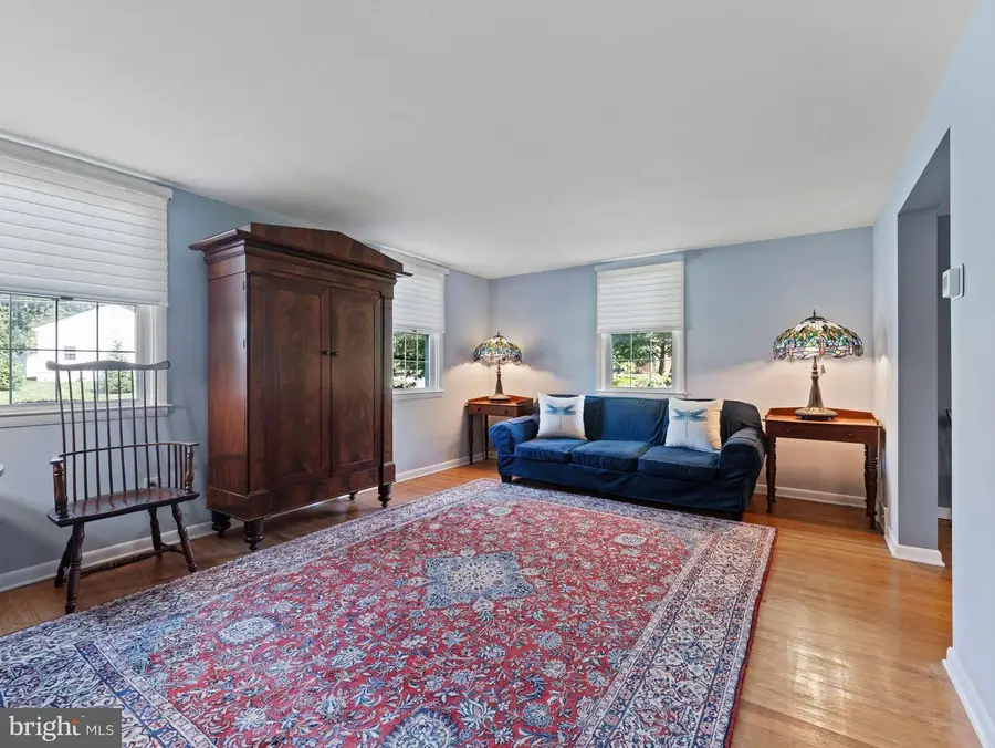 602 Lincoln Dr, Brookhaven, PA 19015 - #2