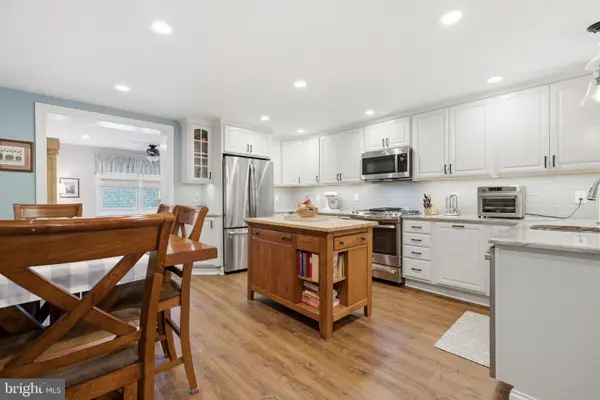 1084 Cedarwood Rd, GLENOLDEN, PA 19036
