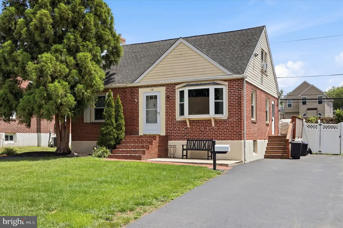 118 9th Ave, Folsom, PA 19033 - #1