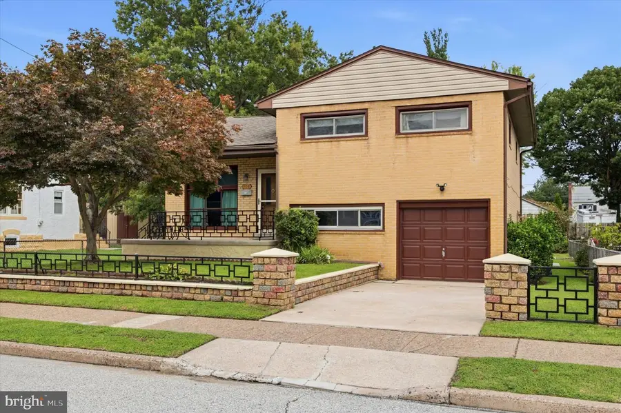 307 Seneca St, Essington, PA 19029 - #2