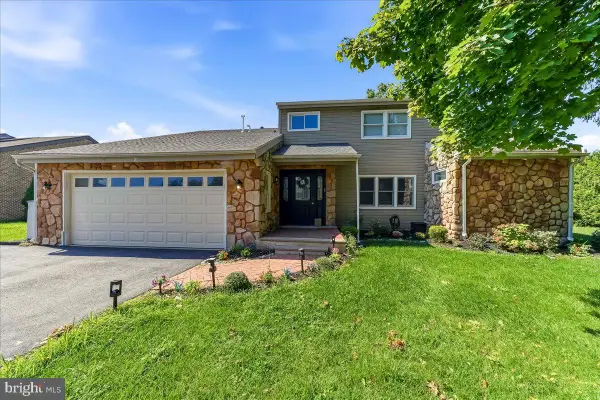 2 Paxon Cir, BROOMALL, PA 19008