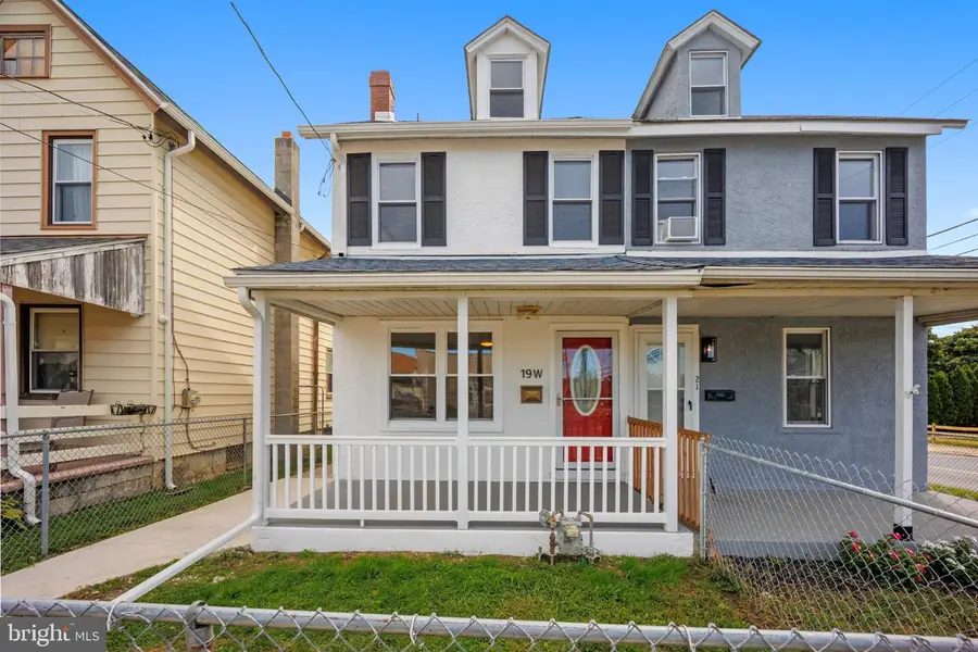 19 W 9th St, Marcus Hook, PA 19061 - #2