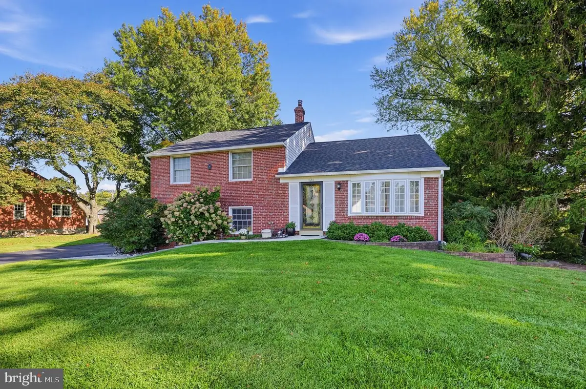 128 Westminster Dr, Wallingford, PA 19086 - #1