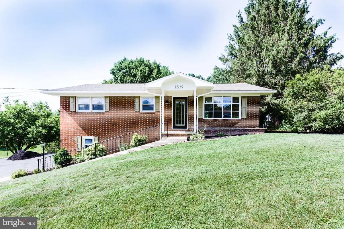 1539 Lake Shore Dr, Chambersburg, PA 17202 - Image #1