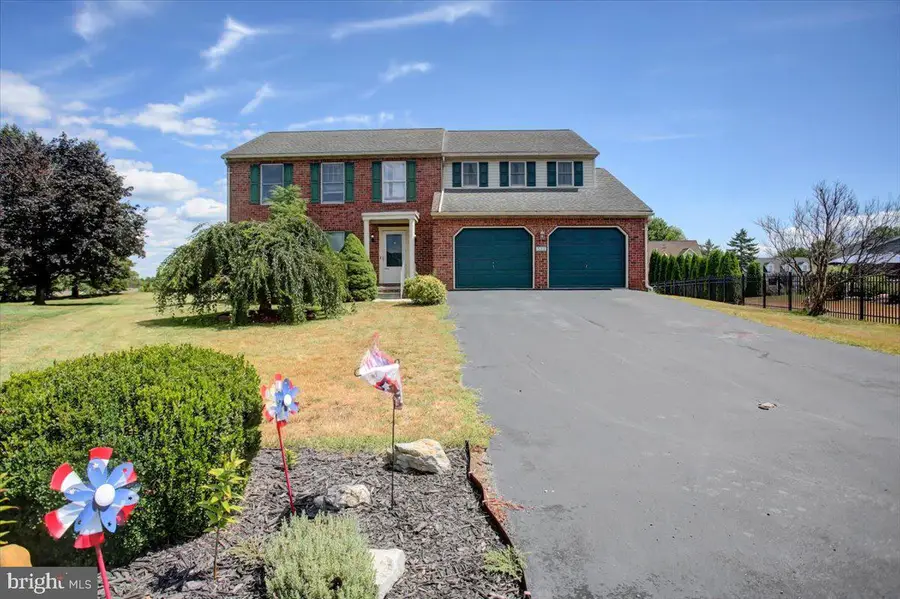 533 Hilltop Cir, Greencastle, PA 17225 - Image #2