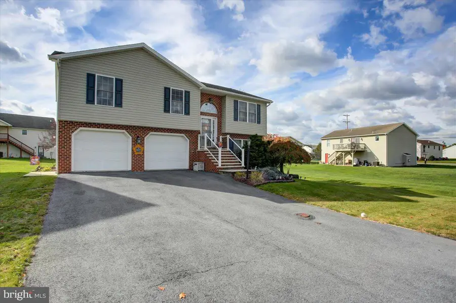 102 Quentin Cir, Shippensburg, PA 17257 - Image #2