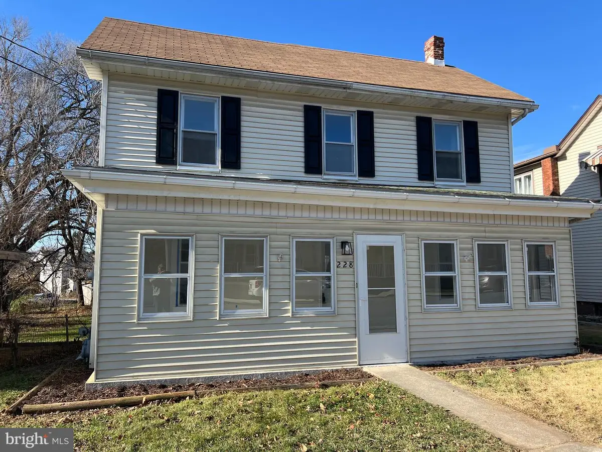 228 Hamilton Ave, Waynesboro, PA 17268 - Image #1