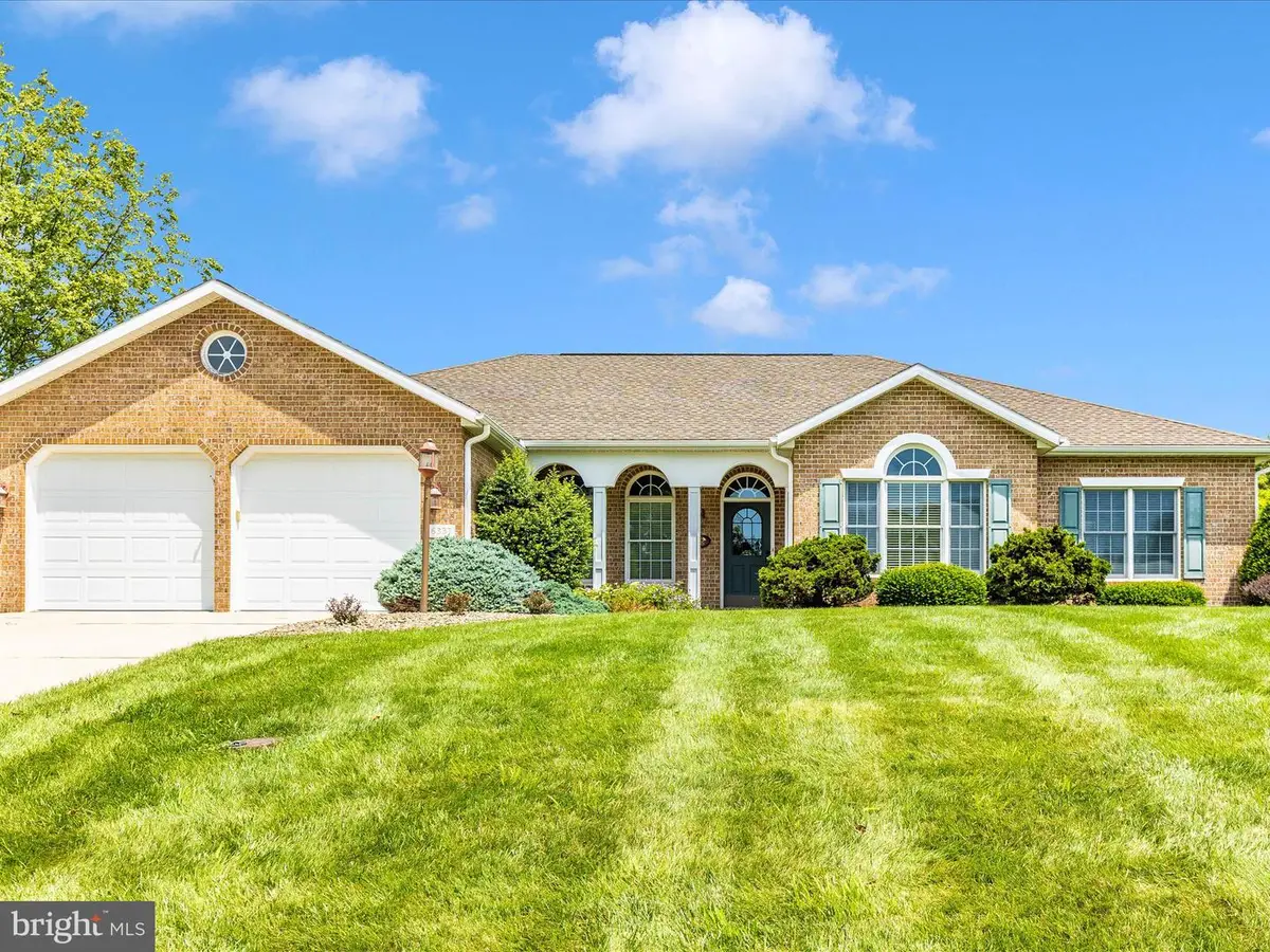 6337 Medina Ridge Dr, Fayetteville, PA 17222 - Image #1