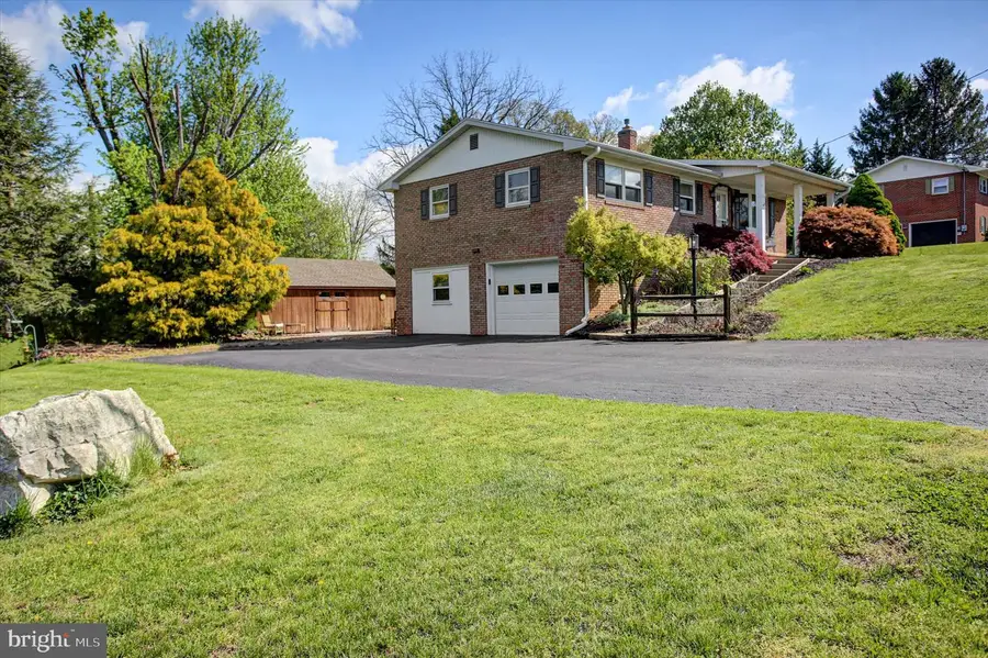 1561 Lake Shore Dr, Chambersburg, PA 17202 - #3