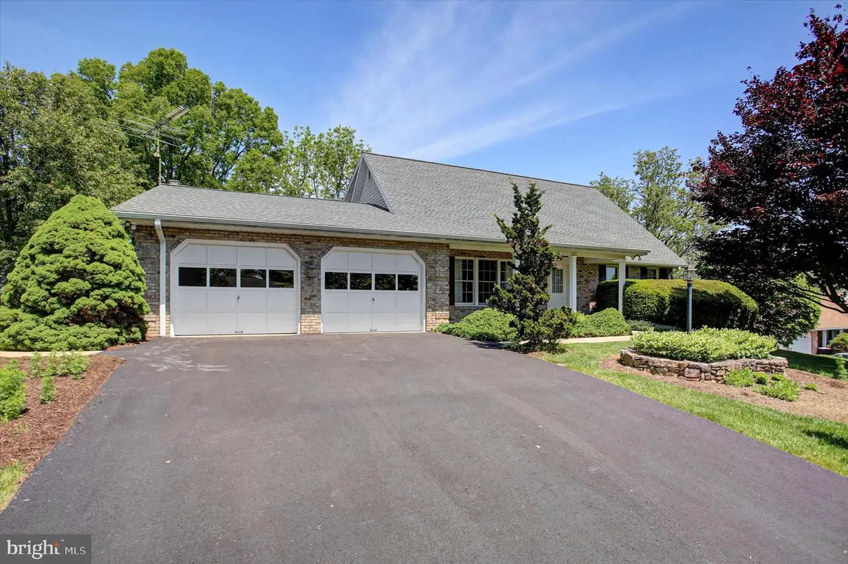 9495 Hesshire Hill Ct, Waynesboro, PA 17268 - #1