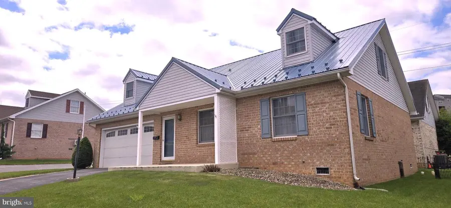 610 W Third St, Waynesboro, PA 17268 - #2