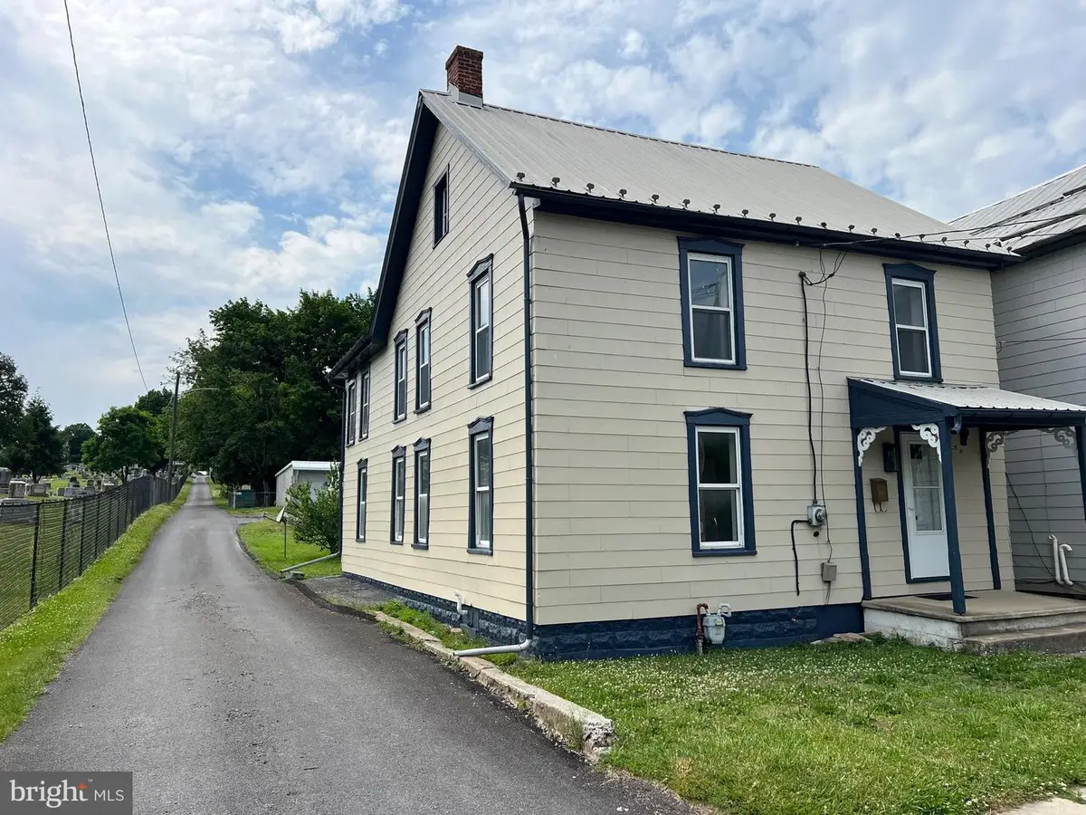 323 Hood St, Chambersburg, PA 17202 - #1