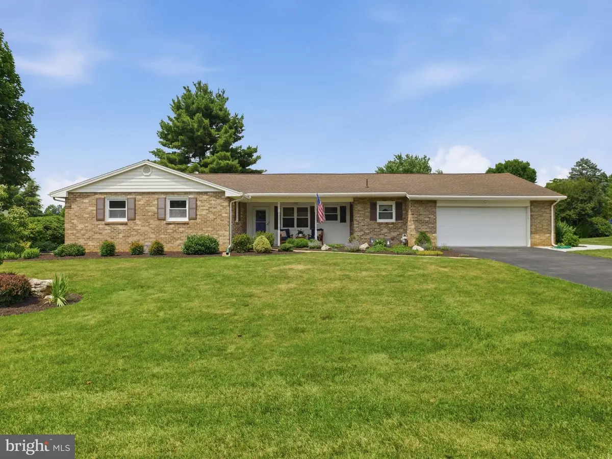 207 Sherwood Dr, Chambersburg, PA 17202 - #1