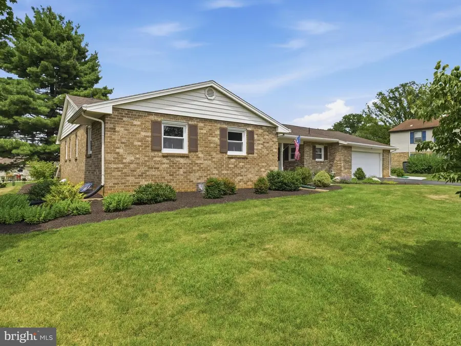 207 Sherwood Dr, Chambersburg, PA 17202 - #2