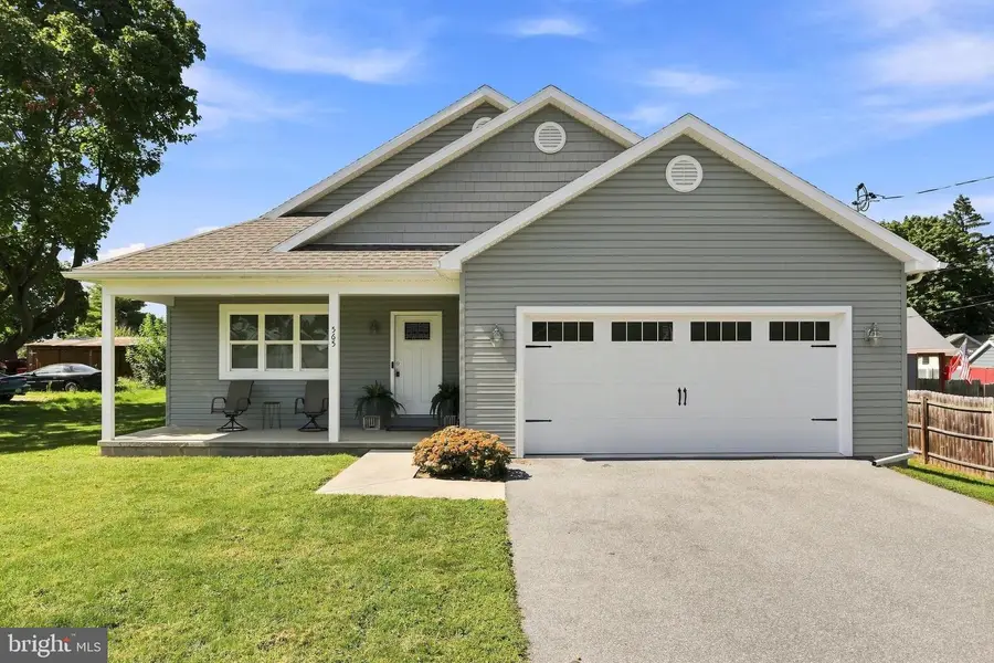 565 Stouffer Ave, Chambersburg, PA 17201 - #2