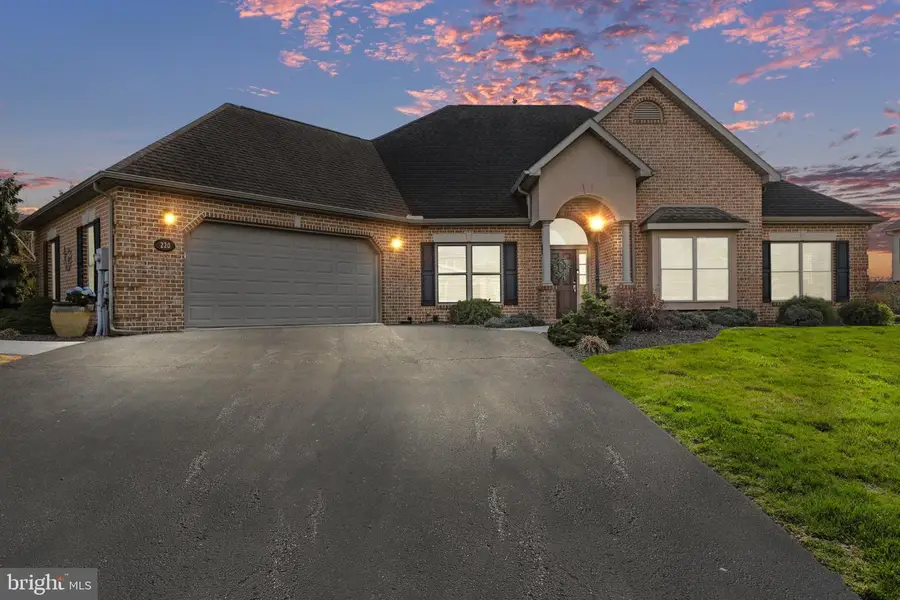 220 Woodvale Dr, Chambersburg, PA 17201 - #3