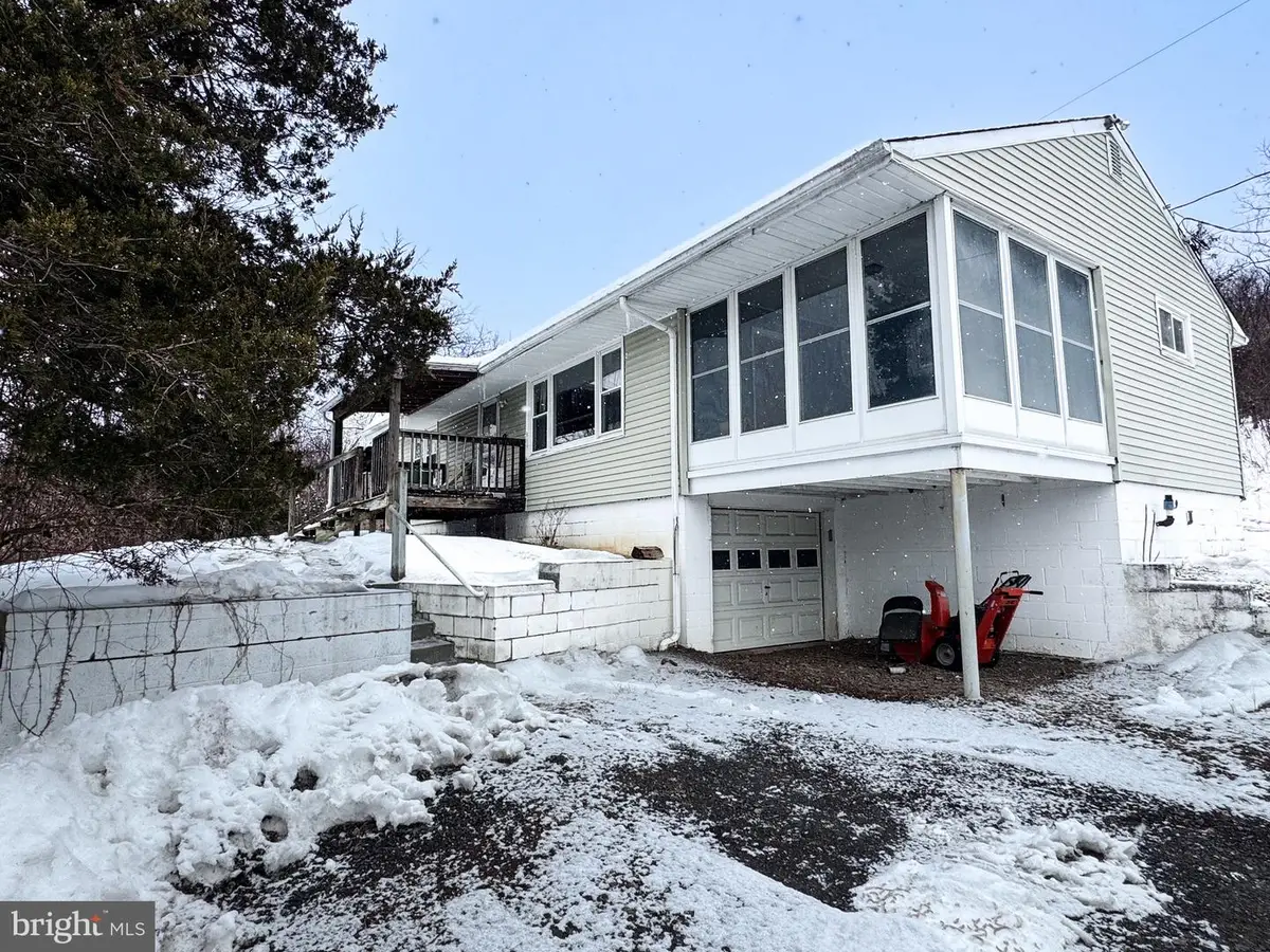 11070 Creekside Dr, Huntingdon, PA 16652 - #1