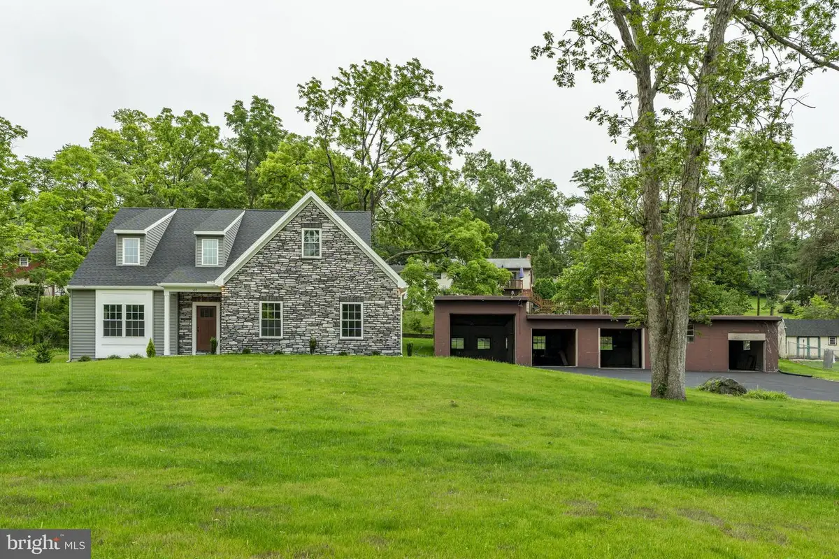 105 Lake Rd, Elizabethtown, PA 17022 - Image #1