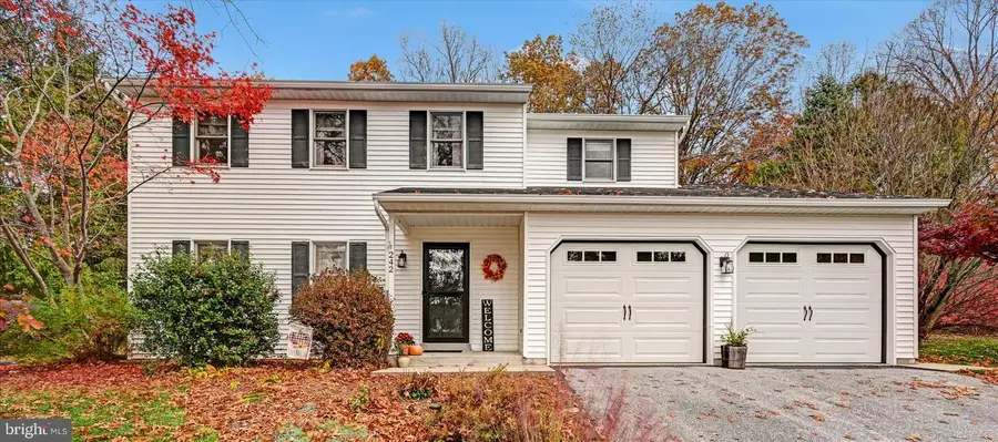 242 Persimmon Ln, Elizabethtown, PA 17022 - Image #2