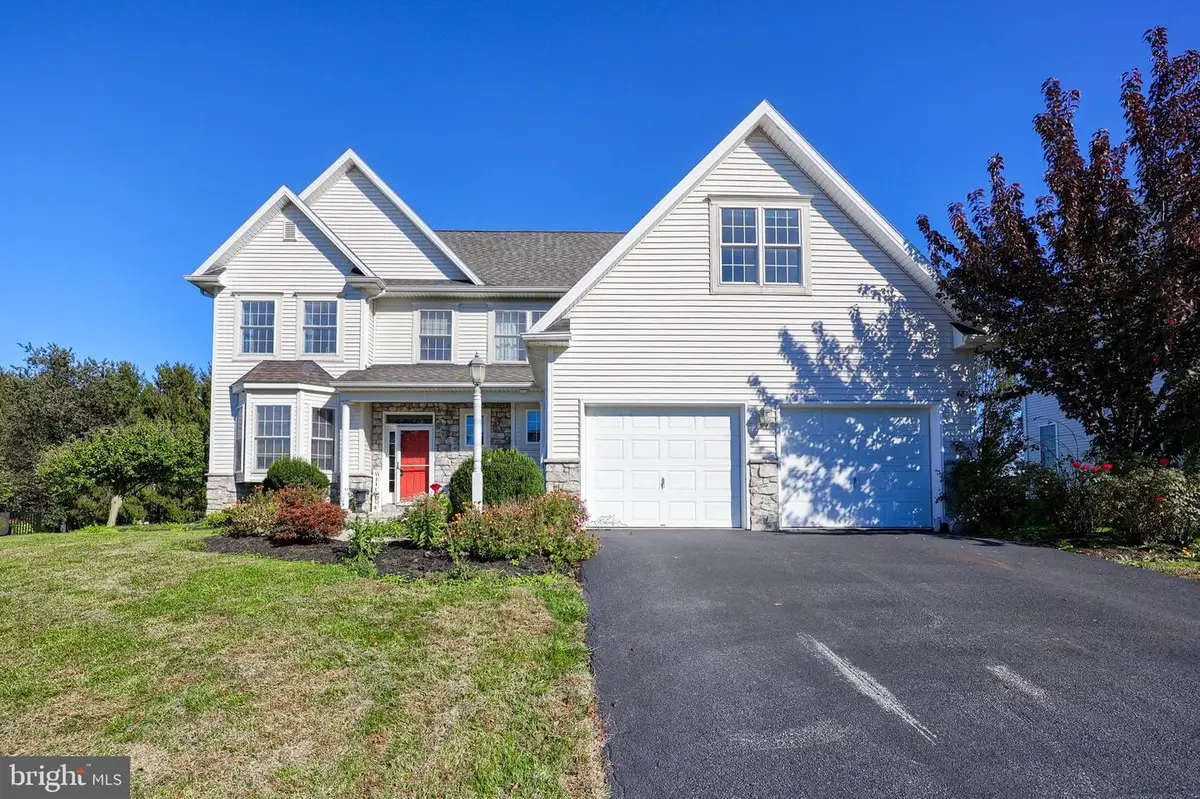 327 Squire Ln, Lititz, PA 17543 - Image #1