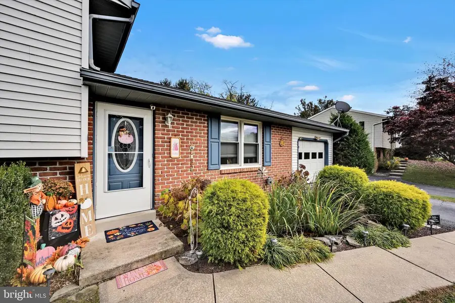 137 Cliff Ln, Elizabethtown, PA 17022 - Image #2