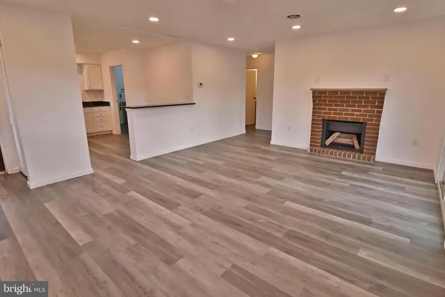 305 Greenland Dr, Lancaster, PA 17602 - Image #2