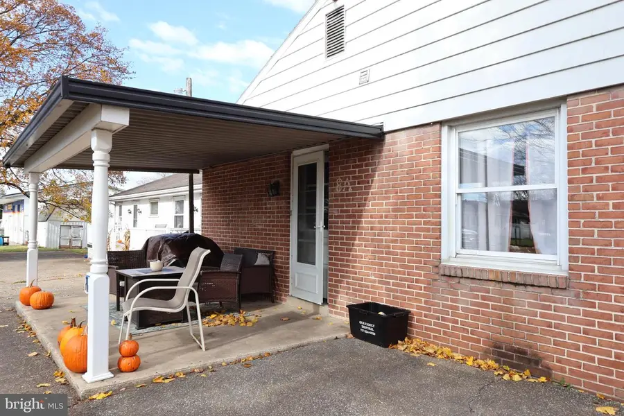 8 N Hollander Rd, Gordonville, PA 17529 - Image #2