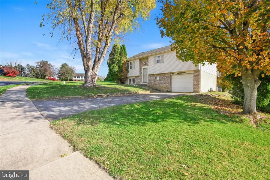 8 Rosewood Dr, Lancaster, PA 17603 - Image #2