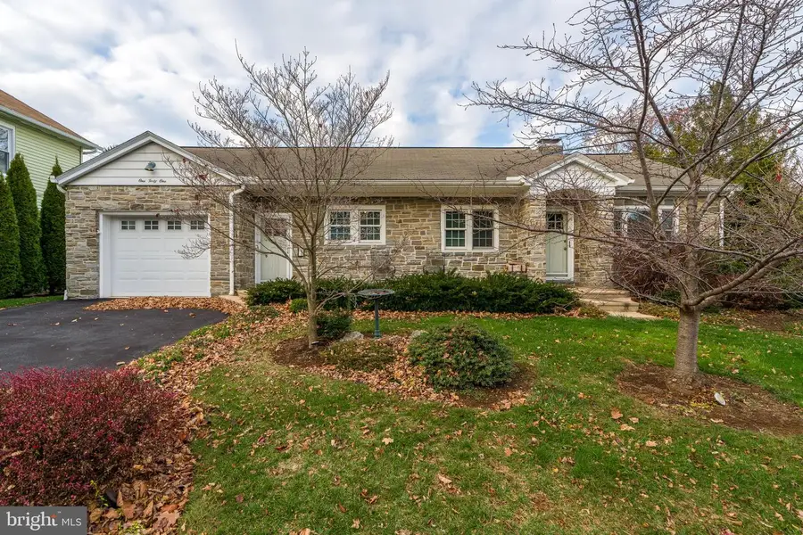 141 E Lincoln Ave, Lititz, PA 17543 - Image #2