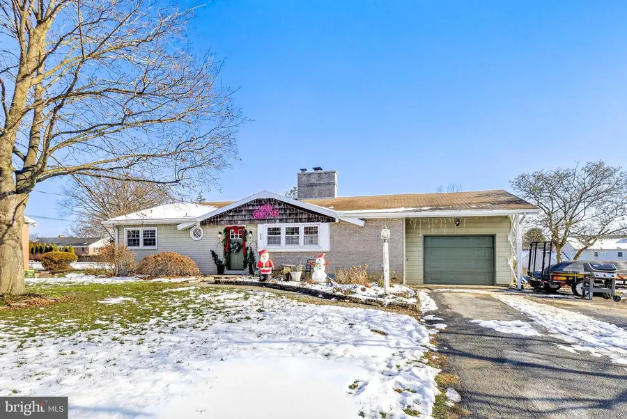 323 Edgemont Dr, Willow Street, PA 17584 - Image #3