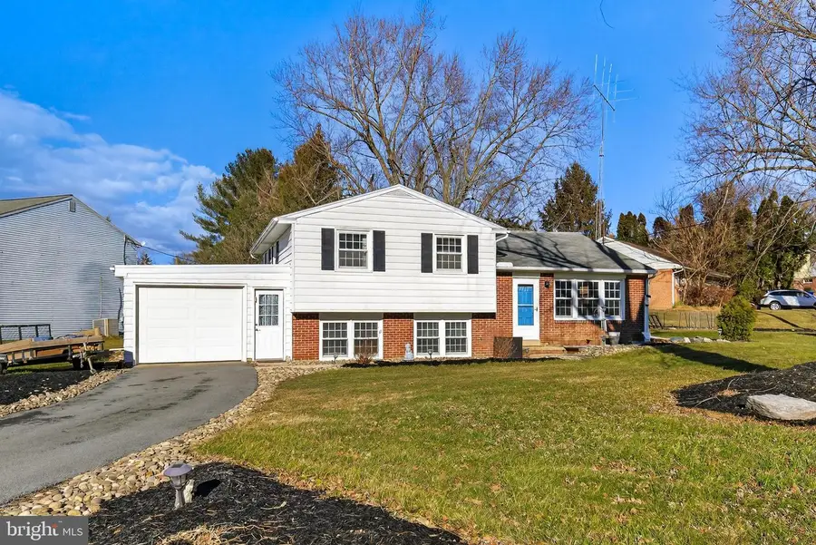 1921 Saint Regis Ln, Lancaster, PA 17603 - Image #2