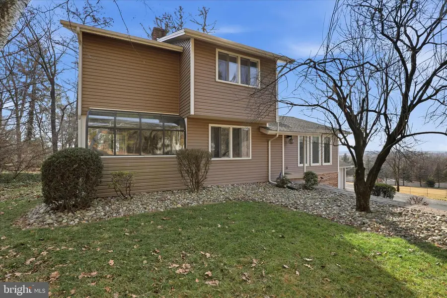 1016 Woodridge Blvd, Lancaster, PA 17601 - Image #2