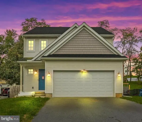 205 E Main St, BROWNSTOWN, PA 17508