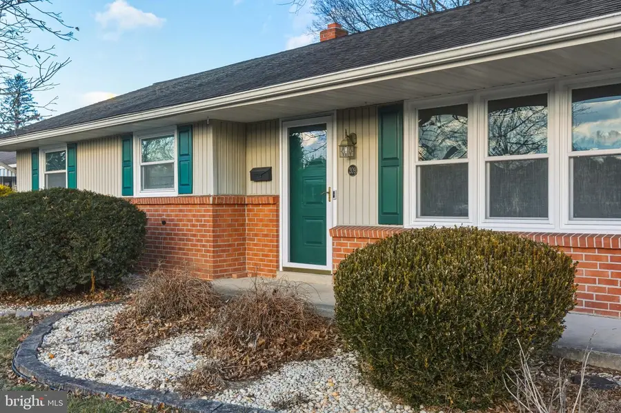 209 N Laurel St, Manheim, PA 17545 - Image #2