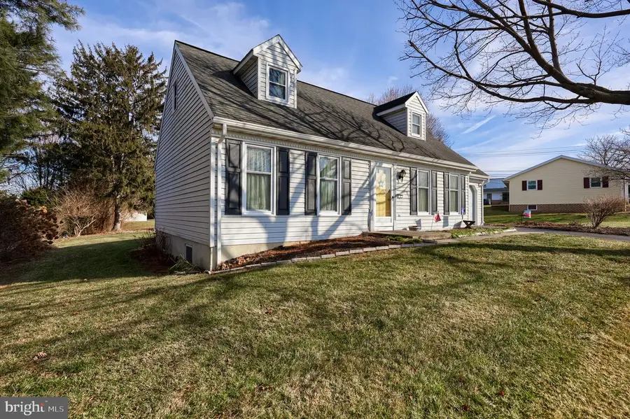 5 Oriole Dr, Ephrata, PA 17522 - Image #2