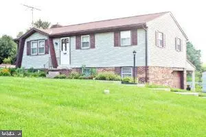 2049 Robin Dr, Manheim, PA 17545 - Image #1