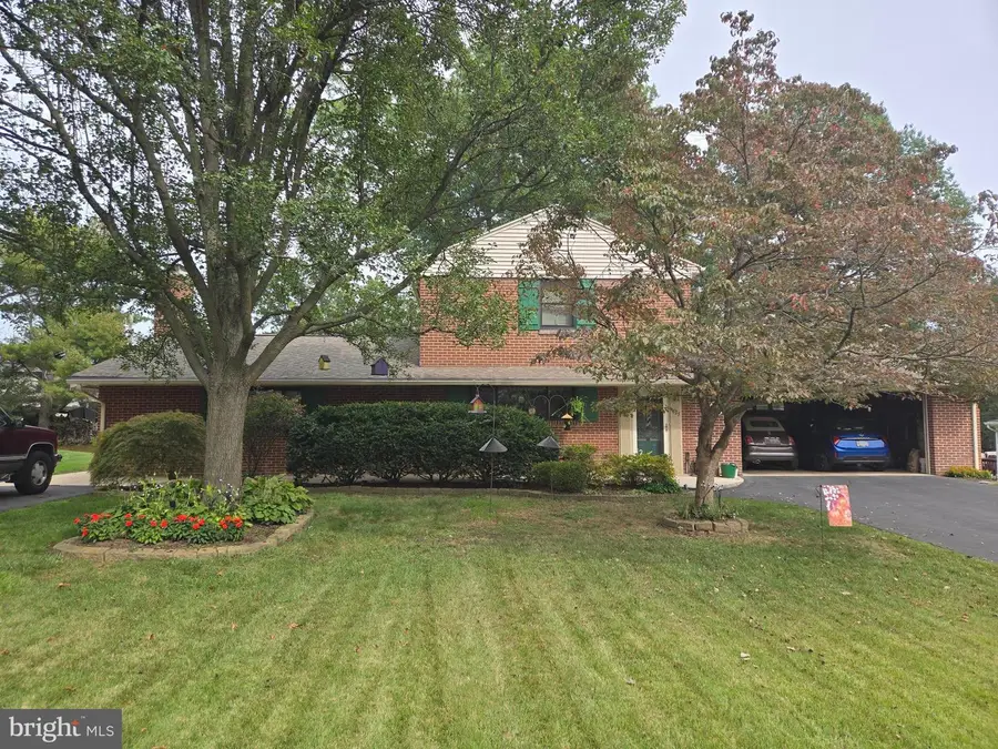 1827 Divot Ct, Lancaster, PA 17602 - Image #2